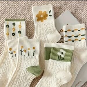 NWT 5 pairs of cute crew socks, size 5-9
